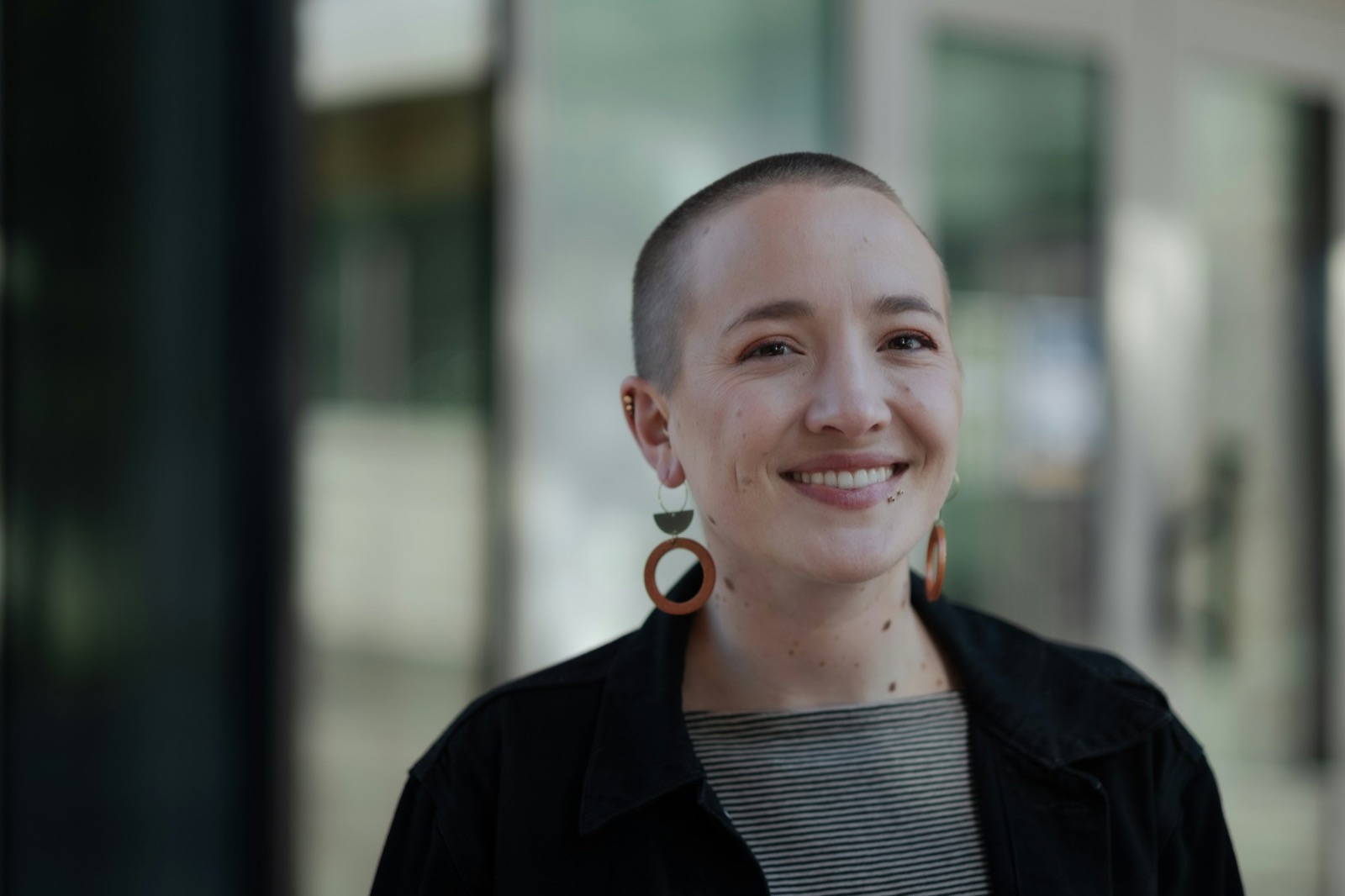 Mujer joven sonriente · sobreviviente cáncer · vida después del tratamiento