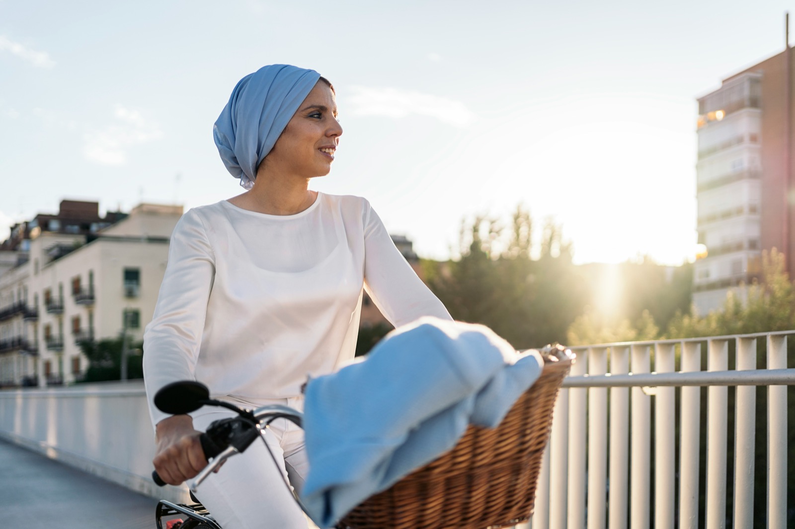 Mujer en bici al atardecer · perfilado tumoral · vida después del cáncer