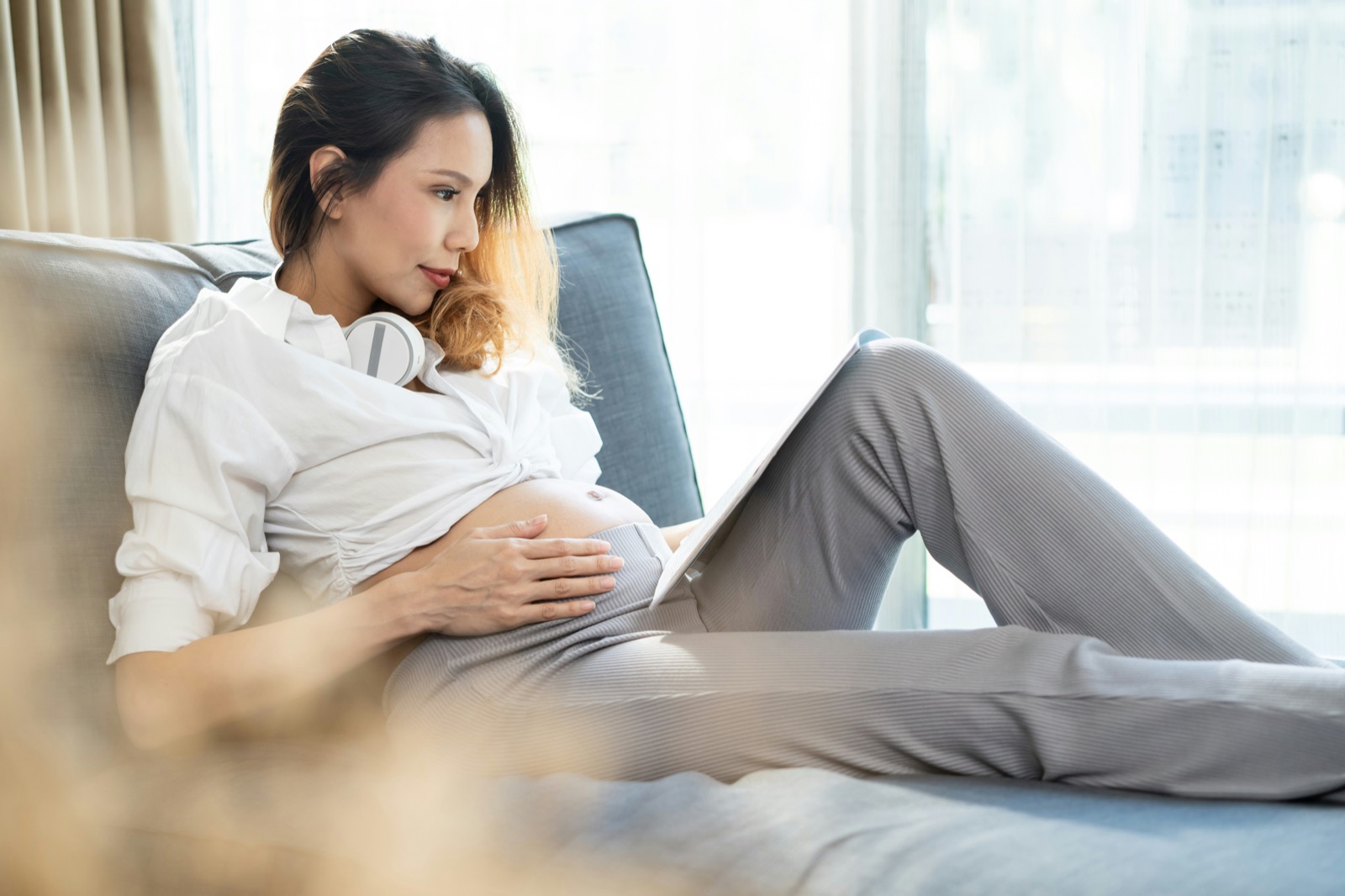 Embarazada en luz suave · paternidad prenatal · proceso reservado